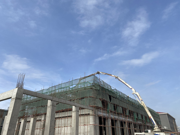 赤峰金劍2#車庫工程完成封頂