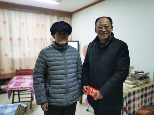 公司領(lǐng)導(dǎo)開展節(jié)前慰問 公司領(lǐng)導(dǎo)開展節(jié)前慰問