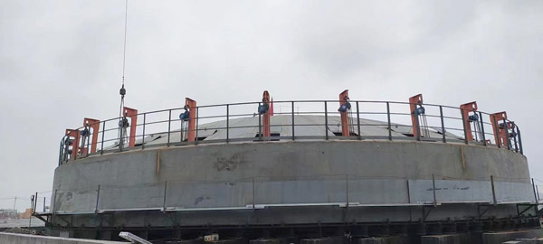 湖北宜昌和友硫酸倉儲物流新建項目首臺酸罐帽頂?shù)跹b成功 湖北宜昌和友硫酸倉儲物流新建項目首臺酸罐帽頂?shù)跹b成功